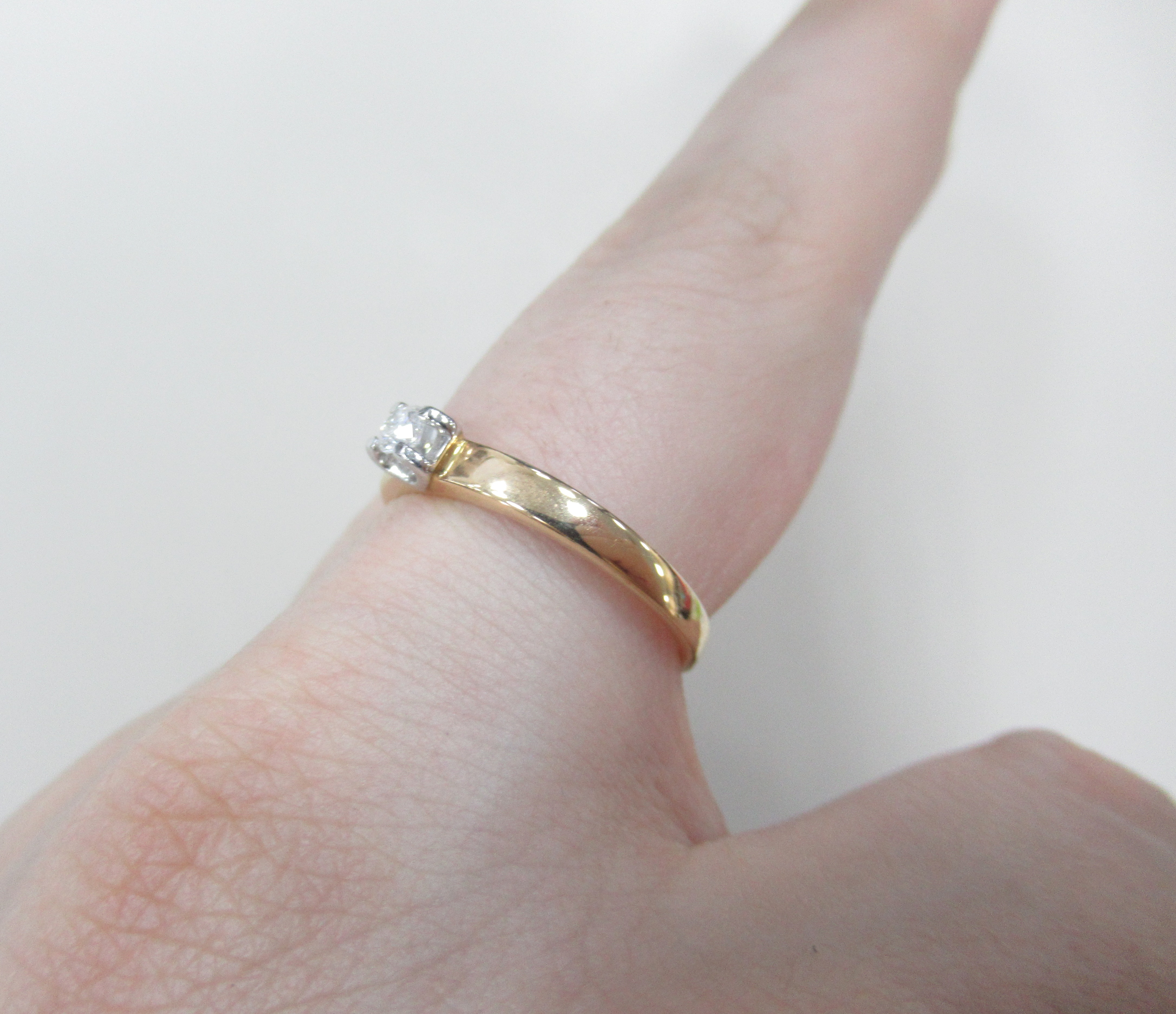 Золотое кольцо 585 пробы; родий; вставки 1 Бр.Кр-57 0,107 3/6А